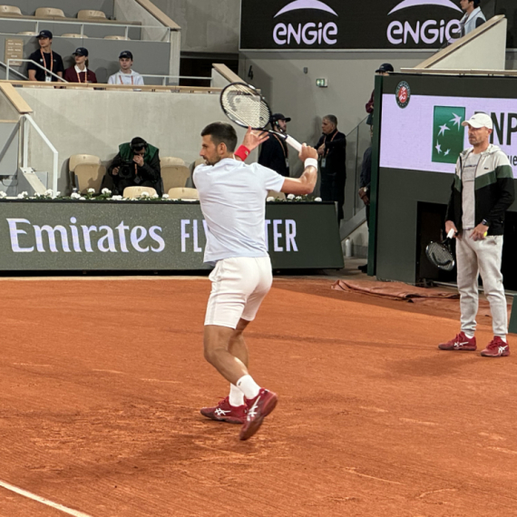 Novak se zagrevao za premijeru, uz njega bio i novi trener FOTO