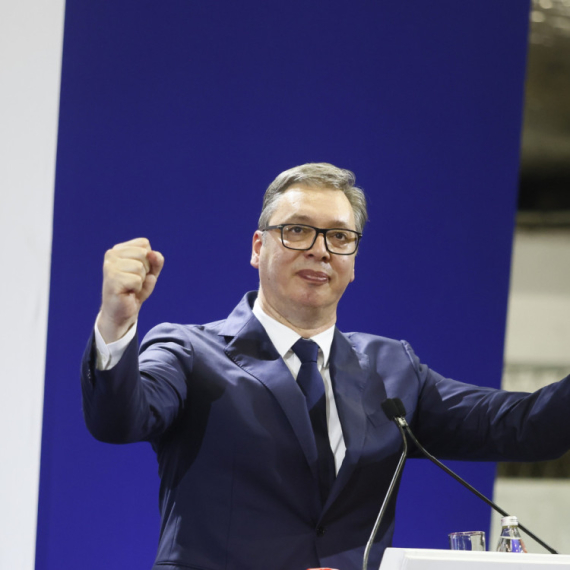 "Ovo  su važni izbori. Obraz Srbiji ne možete da uzmete"; Vučić aplaudirao očevima ubijene dece u Duboni