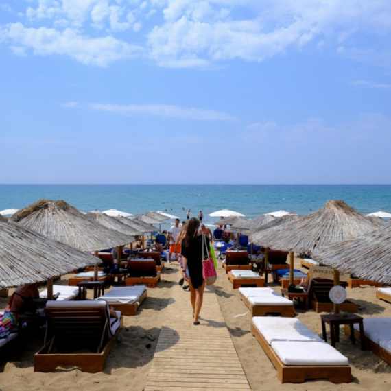 Ležaljka, suncobran, kafa i krofna za 4 evra: Ljudi šokirani cenama ovog mesta u Grčkoj