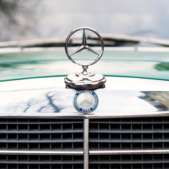 Nije spomenik automobilu: Isklesali u kamenu Mercedes u prirodnoj veličini VIDEO