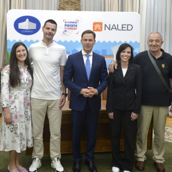 Mali potpisao ugovore: U nagradnoj igri "Uzmi račun i pobedi" dodeljen 71 stan FOTO