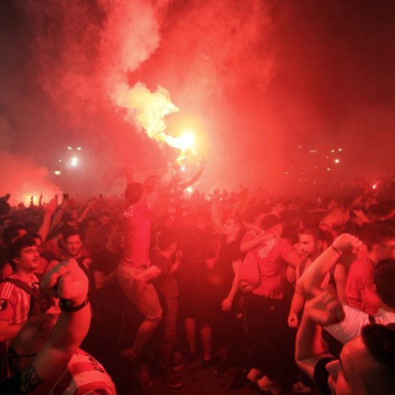Gorela je Atina – veliko slavlje Olimpijakosovih navijača VIDEO