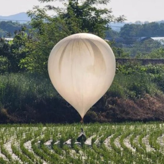 Severna i Južna Koreja: Baloni sa smećem sa Severa bačeni na Jug