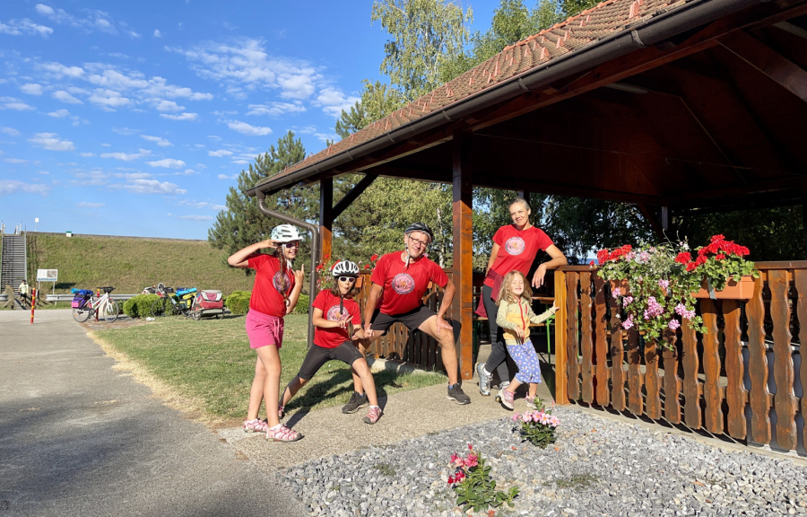Porodica iz Kovačice biciklima putuje 2.500 km: Ni za život niste dovoljno spremni FOTO