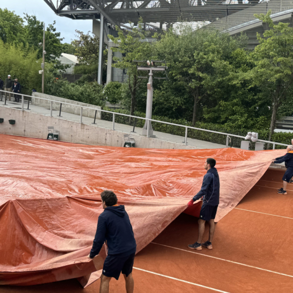 Prekinut meč Olge i Amerikanke – kiša "isterala" teniserke sa terena