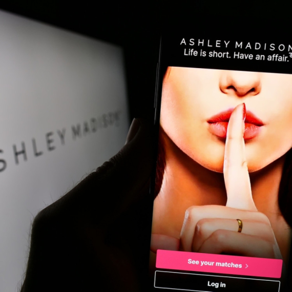 Seks, laži i skandali: Na Netfliks stigla serija o veb stranici koja je rasturila brojne brakove