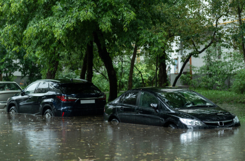 Jako nevreme napravilo haos u regionu: Automobili plutaju ulicama FOTO/VIDEO