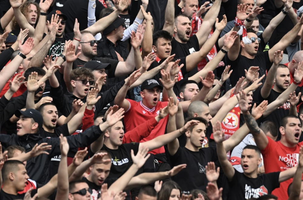 Haos u Sofiji – navijači prekinuli meč, lomili sve pred sobom, najgore prošao kamerman VIDEO