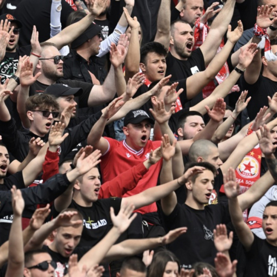 Haos u Sofiji – navijači prekinuli meč, lomili sve pred sobom, najgore prošao kamerman VIDEO