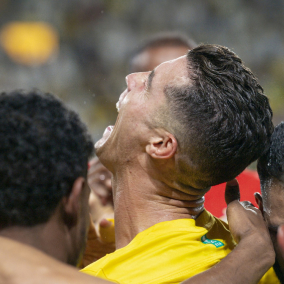 Ronaldo uplakan, a čitav stadion skandira: "Mesi, Mesi" – pa i Nejmar VIDEO