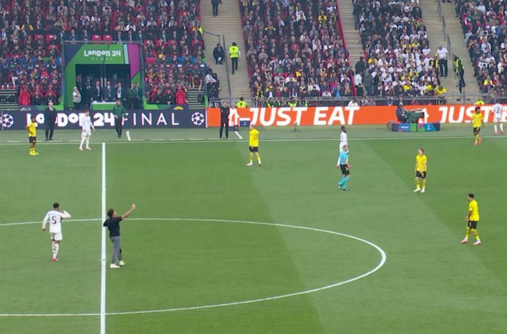 Skandal u 1. minutu finala Lige šampiona VIDEO