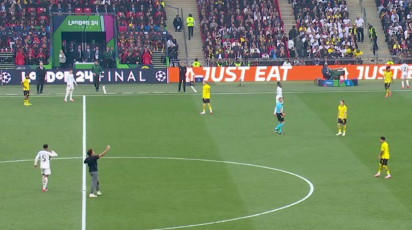 Skandal u 1. minutu finala Lige šampiona VIDEO