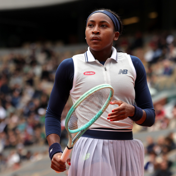 Gof uz Lebrona nosi zastavu SAD na OI