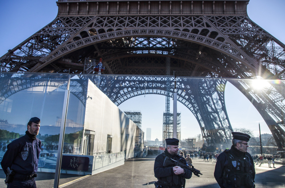 Zavladala panika u Parizu: Pet misterioznih kovčega postavljeno u podnožje Ajfelove kule