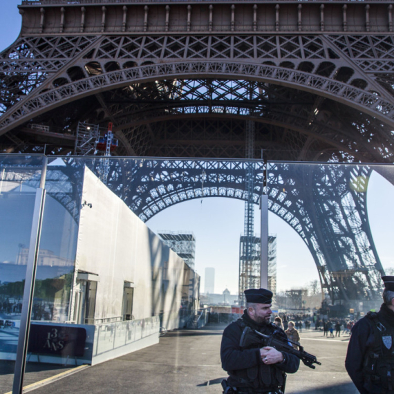 Zavladala panika u Parizu: Pet misterioznih kovčega postavljeno u podnožje Ajfelove kule