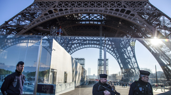 Drama u Parizu: Hitno evakuisan Ajfelov toranj VIDEO