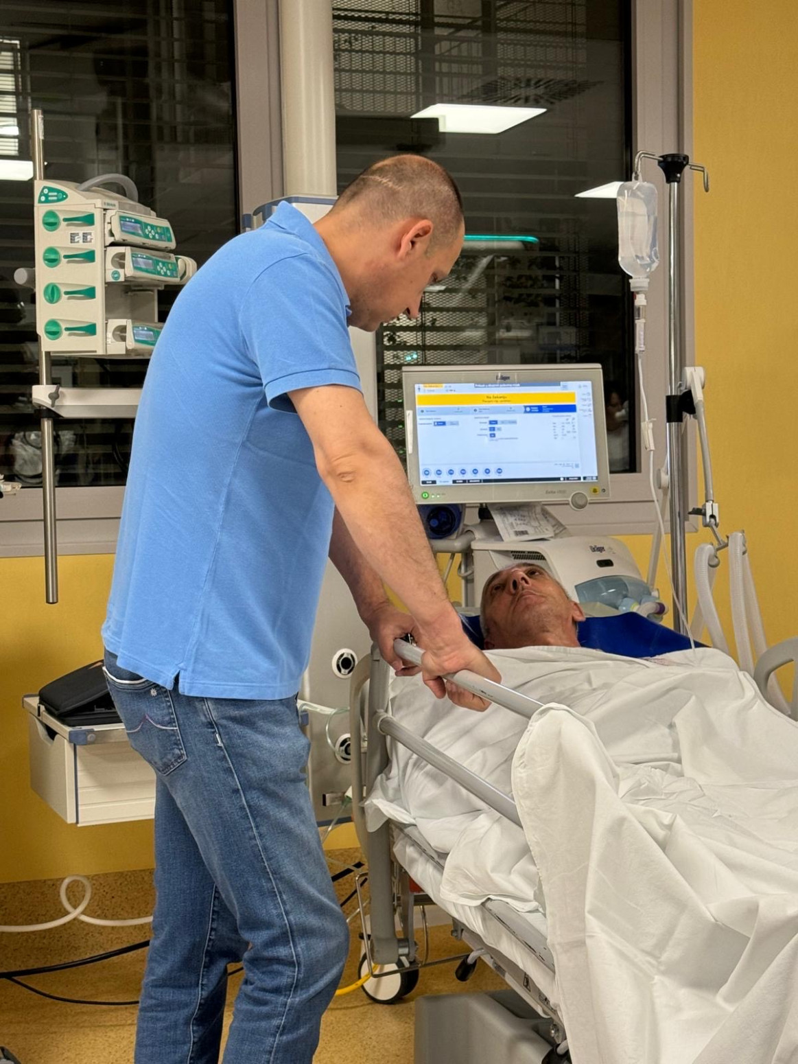 Prebijen predsednik mesnog odbora Vladimir Kostić i još jedan aktivista; Zadržani na lečenju