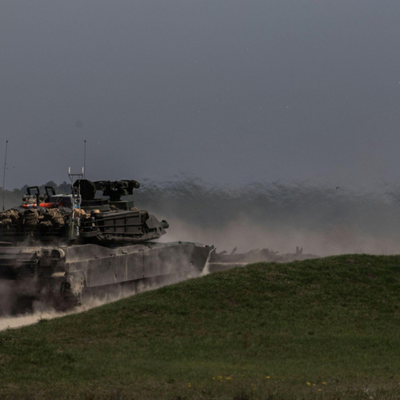 Rusi "nagazili" na smrt: Transporteri dignuti u vazduh VIDEO