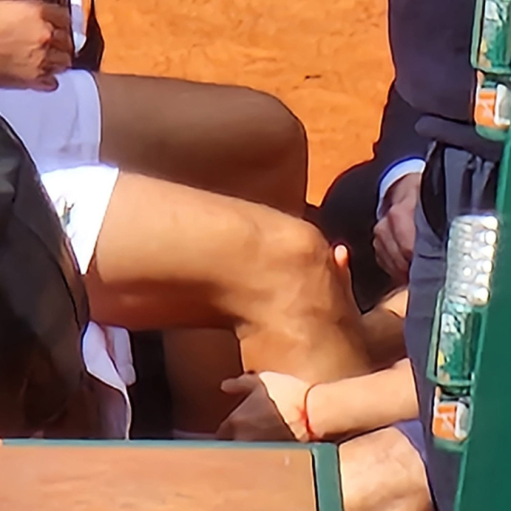 Novak ima problem sa kolenom FOTO