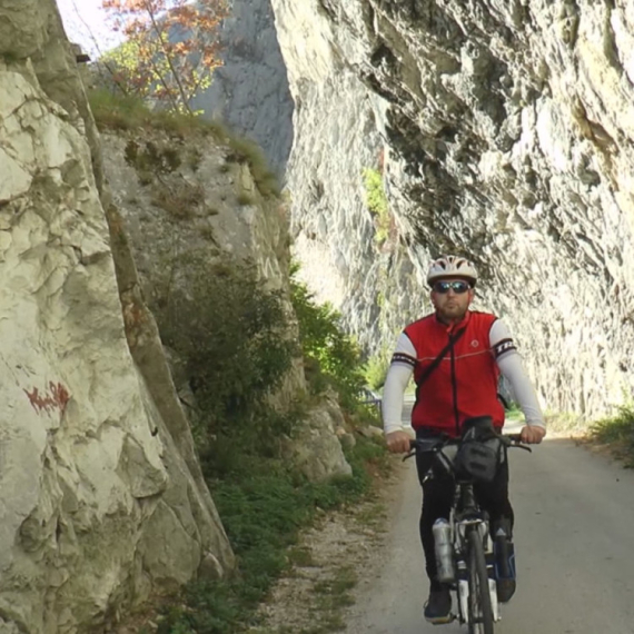 Mladi Čačanin na biciklu prešao desetine hiljada kilometara: Slavi dan kada je jedva izbegao provaliju FOTO