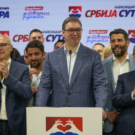 Štab SNS u Nišu slavi: Lista "Aleksandar Vučić-Niš sutra" ima 30 mandata; Dogovorena koalicija