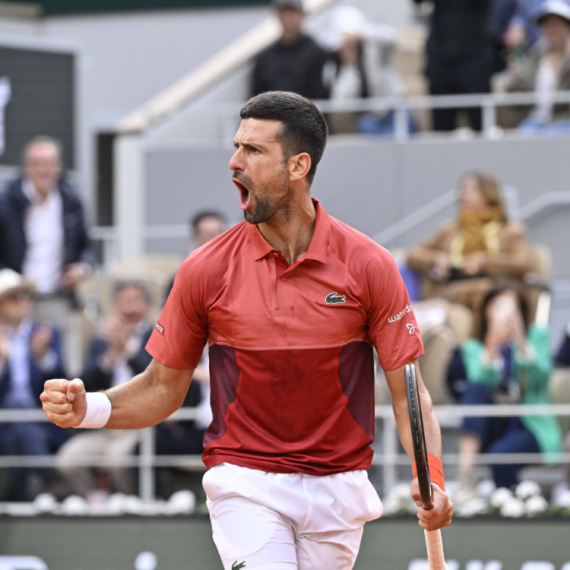 Neuništivi Novak – s jednim kolenom opet preokrenuo u V setova!