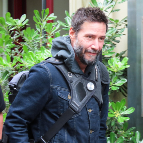 Kijanu Rivs privukao pažnju prolaznika u Parizu FOTO