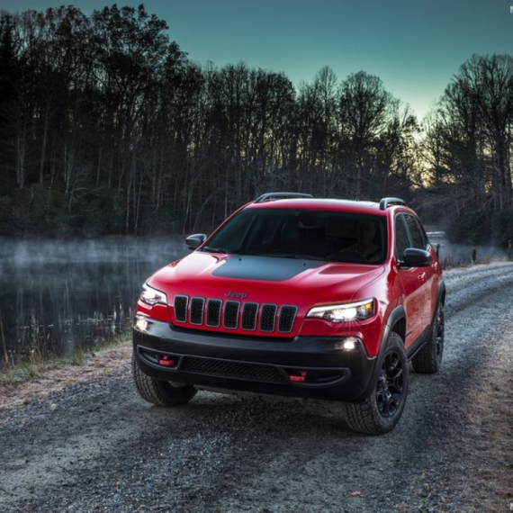 Snimljen šokantan trenutak: Vozač za dlaku izbegao da ga udari voz VIDEO