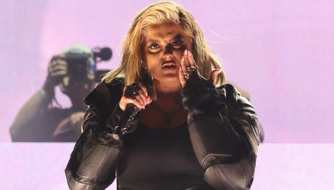 Albansku pevačicu gađali iz publike na koncertu: "Samo napred, dušo" VIDEO