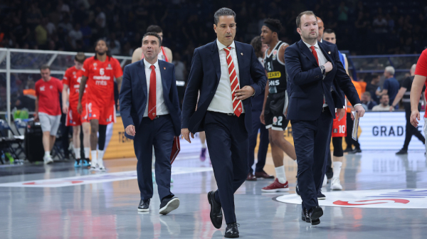 "Grobari" vređali, igrači Zvezde otišli u svlačionicu VIDEO