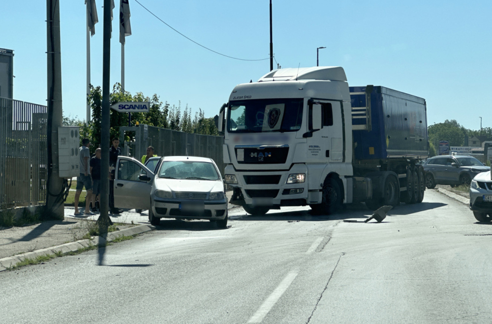 Saobraćajna nesreća u Čačku: Rasuti delovi vozila po ulici FOTO