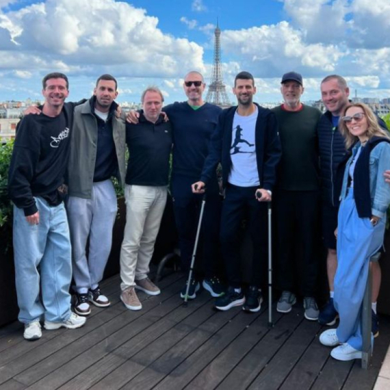 Đoković na štakama poslao poruku koja obećava! FOTO