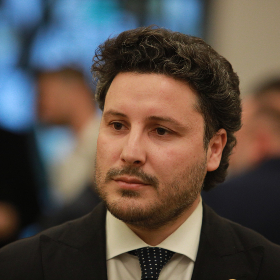 PES tvrdi: Abazović i GP URA "duboko upleteni u šverc cigareta"