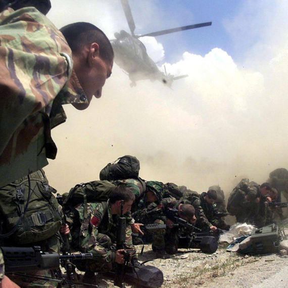 "Iznenađenje" za britanske padobrance: Vaš pasoš, molim VIDEO