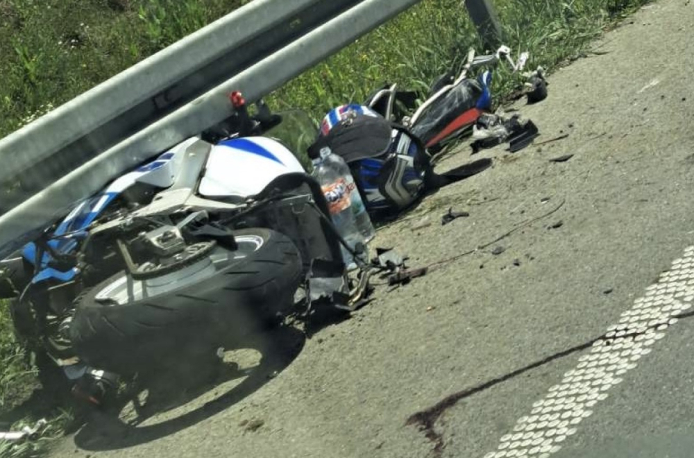 Težak udes na auto-putu: Dečko i devojka se zakucali u bankinu – prevezeni u bolnicu FOTO