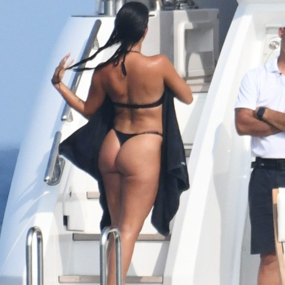 Niko ne može da nadmaši njene raskošne obline FOTO