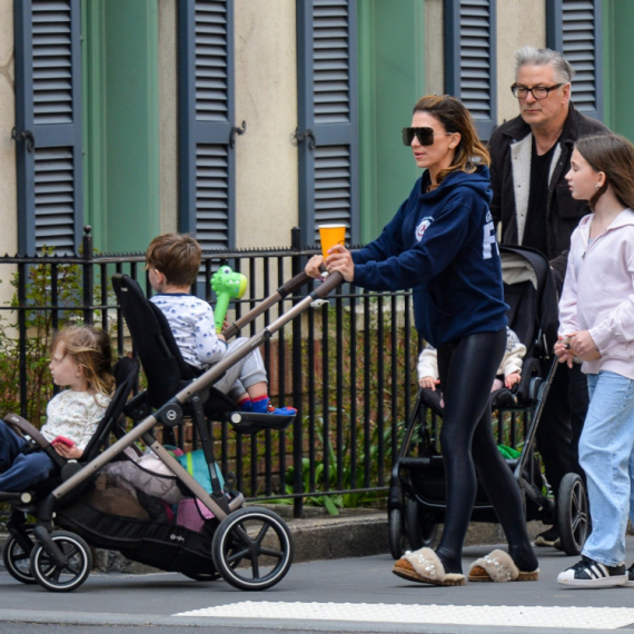 Dok čeka suđenje za ubistvo, Alek Boldvin dobija porodični rijaliti šou VIDEO