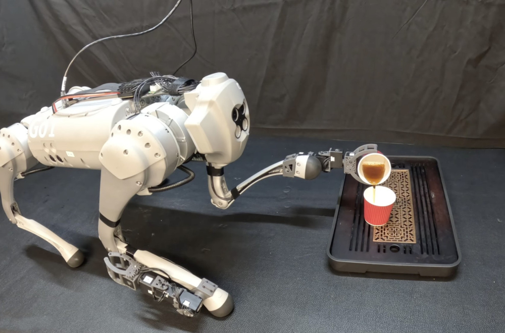 Poseban robopas: Stoji na zadnjim nogama, prednjima vam sipa kafu VIDEO