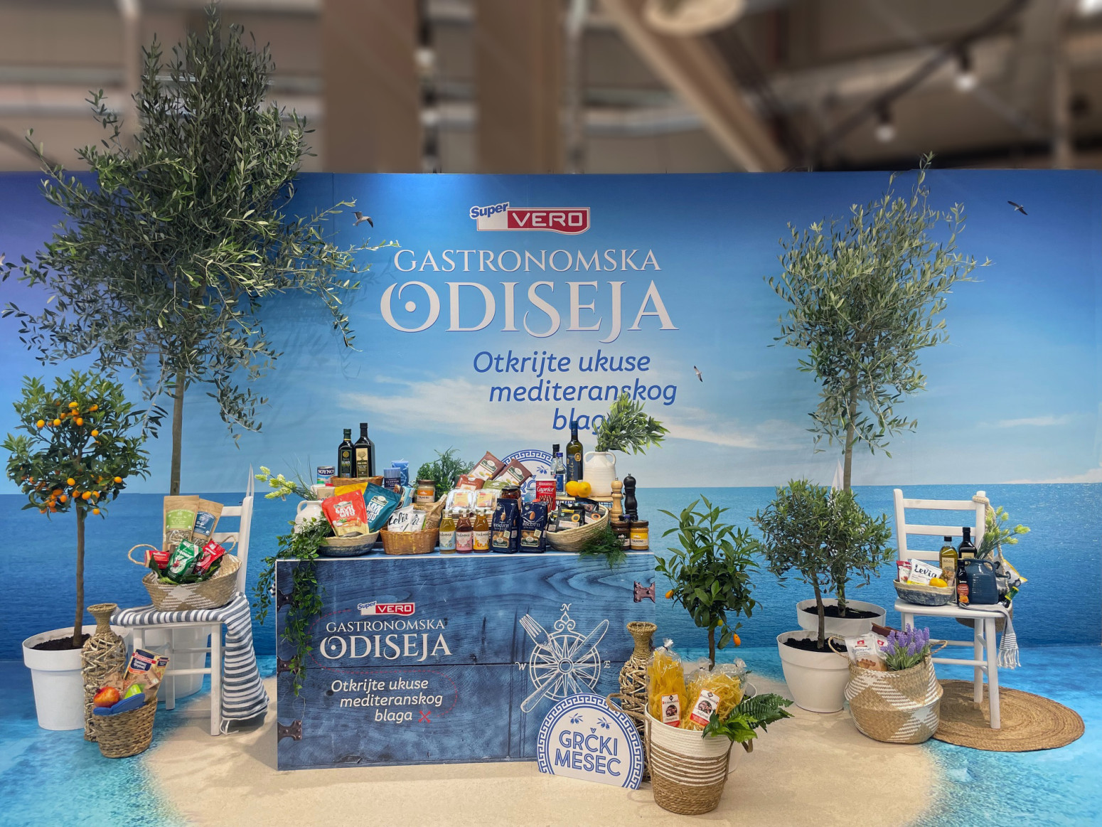 Novosađani zaplesali sirtaki na Trgu slobode: Tradicionalni ples i grčka muzika oduševili prolaznike FOTO