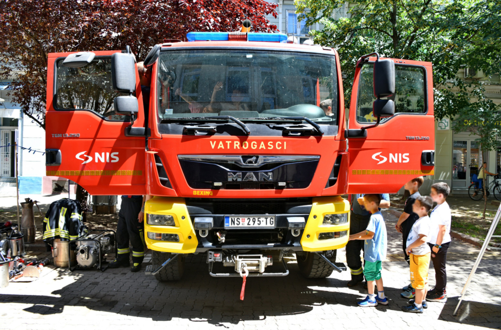 Povodom Međunarodnog dana vatrogasaca: NIS organizovao izložbu i druženje dece sa vatrogasnom jedinicom FOTO