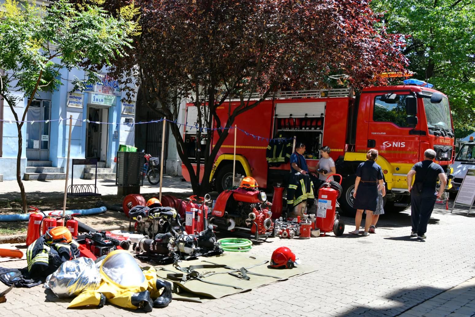 Povodom Međunarodnog dana vatrogasaca: NIS organizovao izložbu i druženje dece sa vatrogasnom jedinicom FOTO