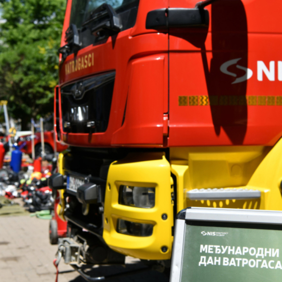 Povodom Međunarodnog dana vatrogasaca: NIS organizovao izložbu i druženje dece sa vatrogasnom jedinicom FOTO