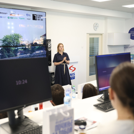 Đaci Tehničke škole "Pavle Savić" posetili Naučno-tehnološki centar NIS-a FOTO