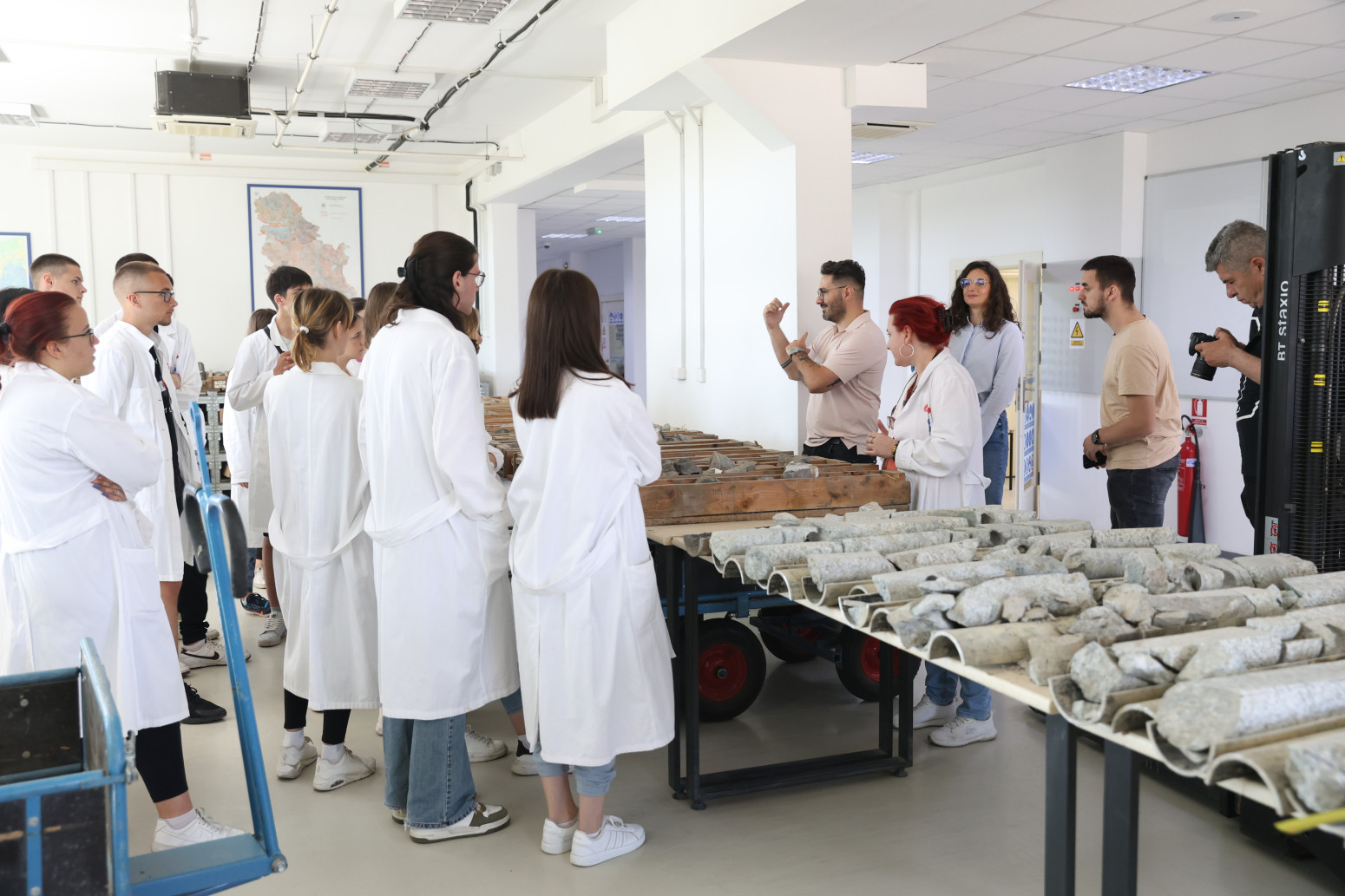 Đaci Tehničke škole Pavle Savić posetili Naučno-tehnološki centar NIS-a FOTO