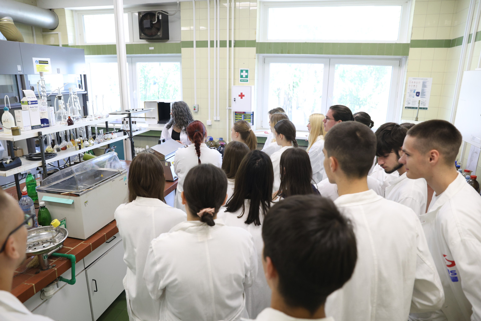 Đaci Tehničke škole Pavle Savić posetili Naučno-tehnološki centar NIS-a FOTO