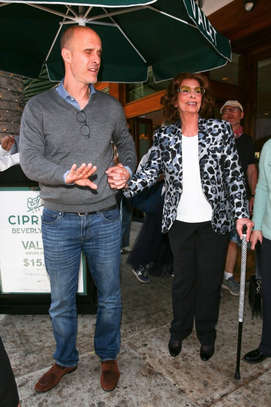 Sofija Loren prvi put u javnosti posle nezgode i operacije: Kreće se uz pomoć štapa FOTO/VIDEO