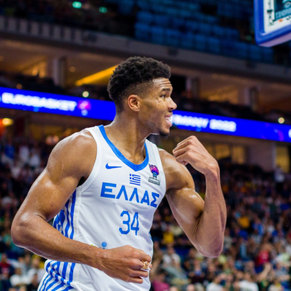 Janis predvodi Grke do Pariza