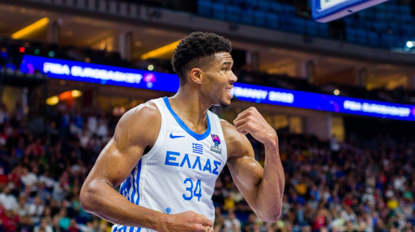 Janis predvodi Grke do Pariza