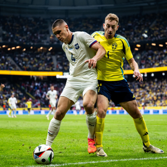 Divan gest Milenkovića u Stokholmu – uplakana devojčica dobila dres Srbije VIDEO