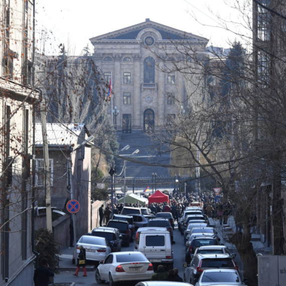 Protivnici jermenskog premijera krenuli ka parlamentu